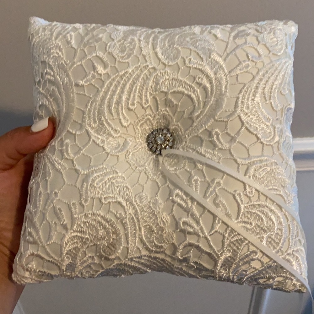 White ring bear pillow